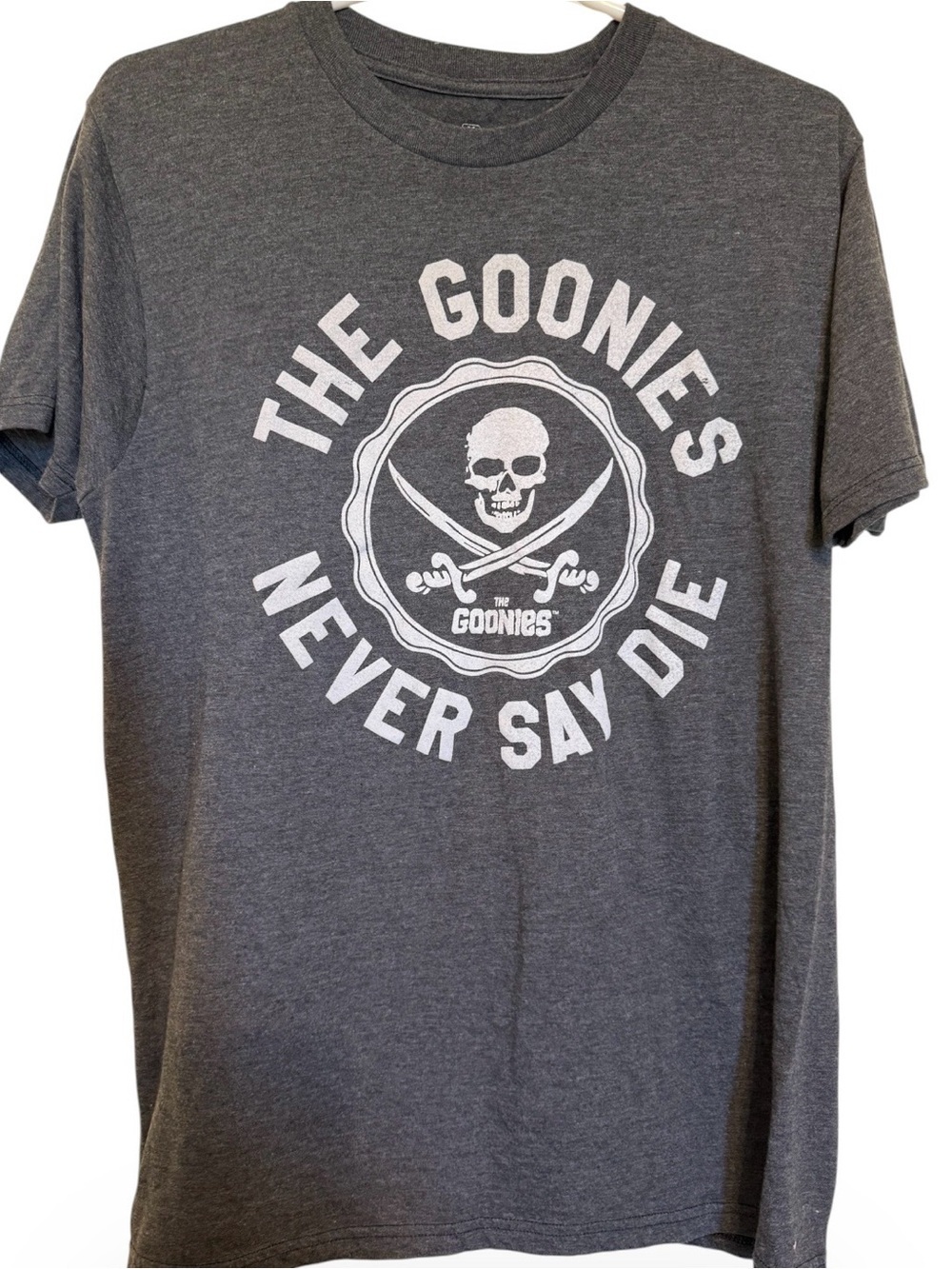 The Goonies Never Say Die Graphic T-Shirt Gray Skull Pirate/Retro Movie Tee M
